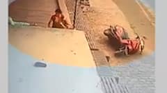 Jhansi में दर्दनाक हादसा, बेकाबू रफ्तार स्कूटी की टक्कर में मां-बेटी घायल..CCTV में कैद हुआ वीडियो