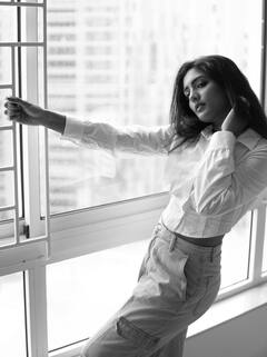 Eesha Rebba pics: வெள்ளை நிற ஆடையில்...பிளாக் அண்ட் ஒயிட் போட்டோஷூட்...!