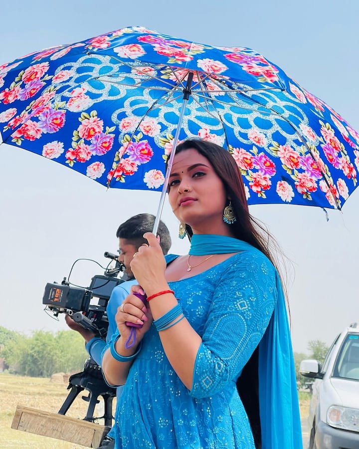 इंस्टाग्राम पर रील बनाते हुए नीलम एक से बढ़कर एक एक्सप्रेशन देती नजर आती हैं.