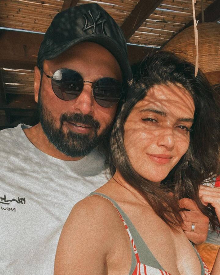 करिश्मा ने पति वरुण बंगेरा के साथ अपनी कुछ खूबसूरत सेल्फी शेयर की हैं जिसमें दोनों एक साथ मेड फॉर ईज अदर लग रहे हैं.