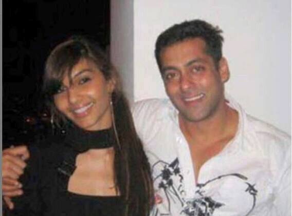 मां ने सोमी की ये बात सुनकर उन्हें कमरे में जाने के लिए कहा. इसके बाद सोमी ने अपने पेरेंट्स को मनाया और कहा कि वह अपने रिश्तेदारों के घर मुंबई जाना चाहती हैं. सोमी जिद्द करके इंडिया आ गईं. सोमी बॉलीवुड में किसी को नहीं जानती थीं तो उन्होंने फिल्मों में काम करने की सोची.