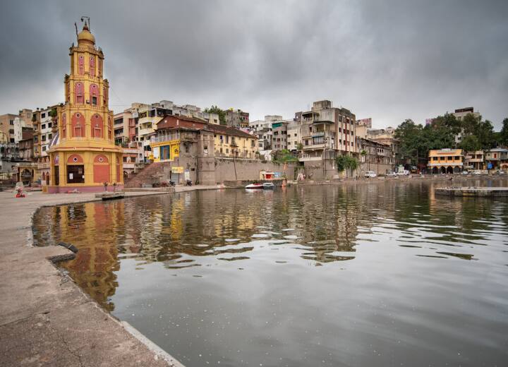 Maharashtra news Now e-toilets on the banks of Godavari nashik Nashik News : गोदावरीच्या किनाऱ्यांवर आता ई-टॉयलेट,  प्रदूषण करणाऱ्यांवर होणार कारवाई 