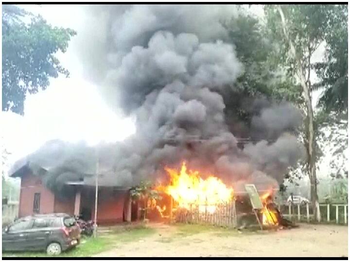 Assam Violence: असम के नौगांव जिले में मौत के बाद जबरदस्त हंगामा- गुस्साई भीड़ ने पुलिस थाना फूंका Major action in nagaon in assam Cops attacked after a youth allegedly died ANN Assam Violence: असम के नौगांव जिले में मौत के बाद जबरदस्त हंगामा- गुस्साई भीड़ ने पुलिस थाना फूंका