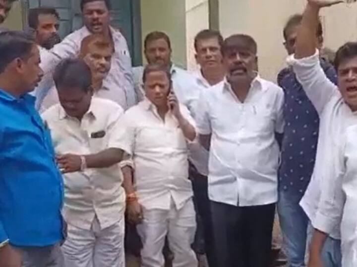 Hindupur YSRCP : హిందూపురం వైఎస్ఆర్సీపీ నేతల తిరుగుబాటు - ఆయనొస్తే ఎవరూ వెళ్లరట ! Hindupur YSRCP leaders have announced that MP Madhav will not be touring their constituency. Hindupur YSRCP : హిందూపురం వైఎస్ఆర్సీపీ నేతల తిరుగుబాటు - ఆయనొస్తే ఎవరూ వెళ్లరట !