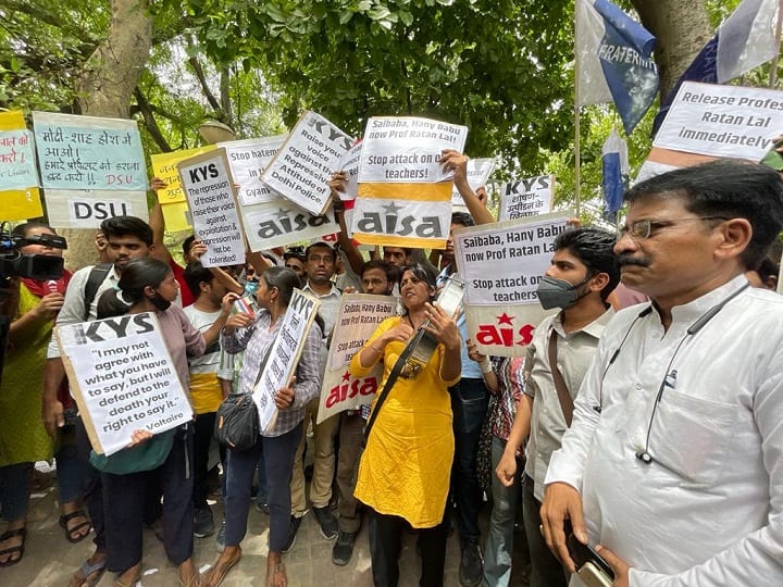 DU Students Hold Protest over arrest Professor Ratan Lal for his Facebook Post On Varanasi Gyanvapi Mosque Gyanvapi Mosque Case: DU के प्रोफेसर की गिरफ्तारी पर बवाल, प्रोफेसर और छात्रों का विरोध प्रदर्शन जारी