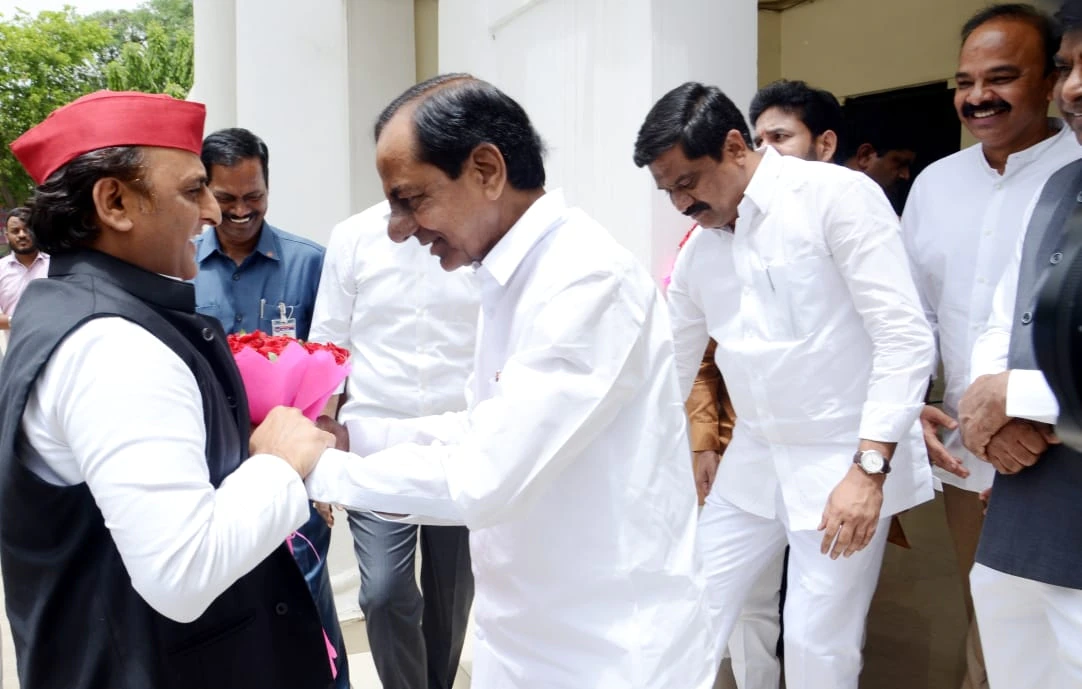 KCR meets Akhilesh Yadav: இந்தியாவை சுற்றும் சந்திரசேகர் ராவ்: அகிலேஷுடன் ஓர் அழகிய சந்திப்பு!