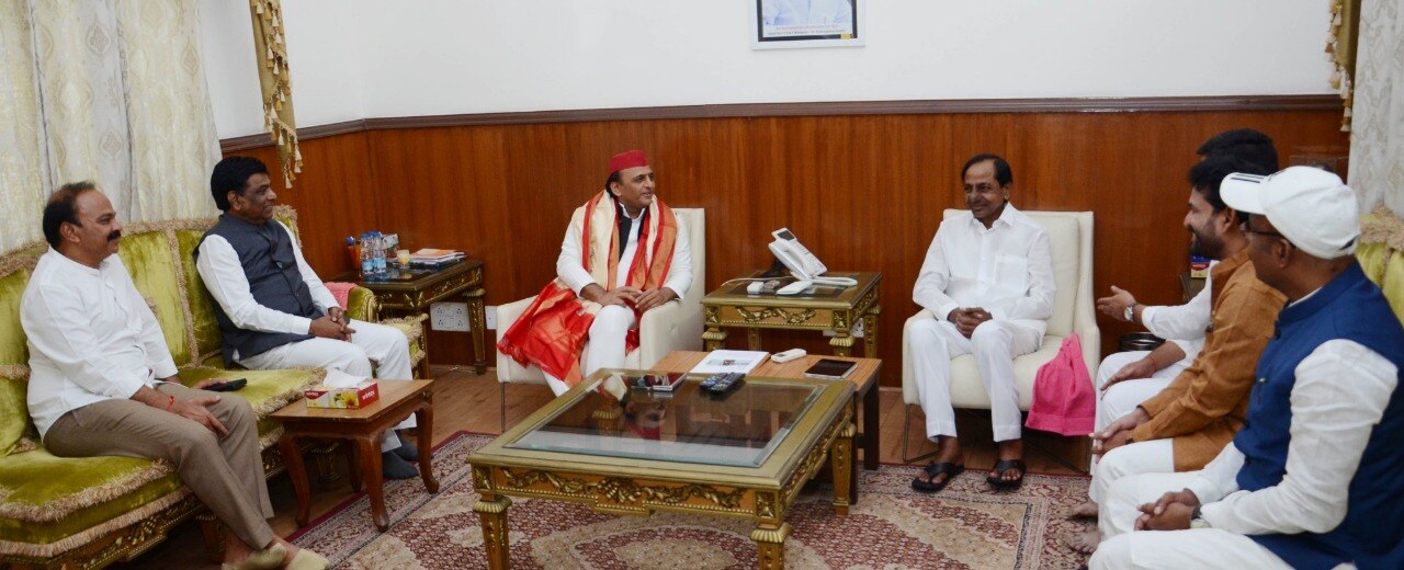 KCR meets Akhilesh Yadav: இந்தியாவை சுற்றும் சந்திரசேகர் ராவ்: அகிலேஷுடன் ஓர் அழகிய சந்திப்பு!