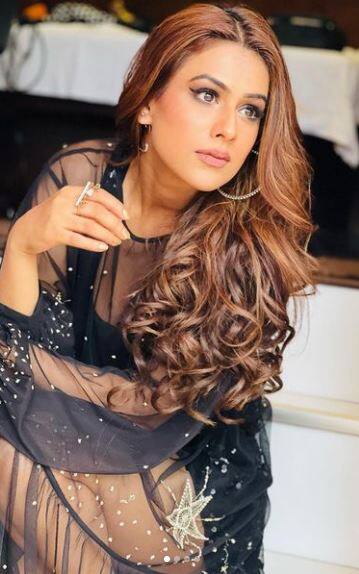 ਟ੍ਰਾਂਸਪੇਰੇਂਟ ਬਲੈਕ ਡਰੈੱਸ ਪਹਿਨ ਕੇ ਨੀਆ ਨੇ ਵਧਾਇਆ ਤਾਪਮਾਨ