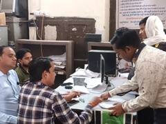 UP Ration Card: इटावा में राशन कार्ड सरेंडर करने पहुंचे अपात्र लोग, निरस्त न कराने पर होगी कार्रवाई