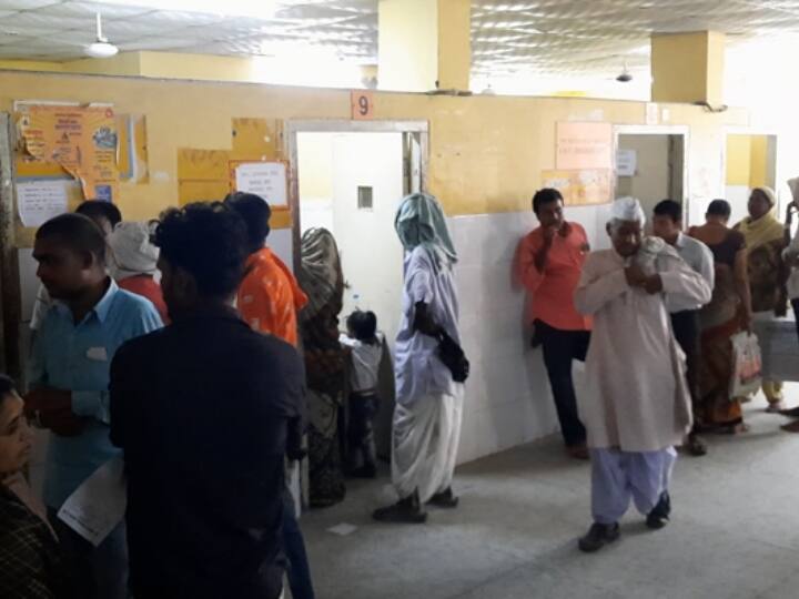 UP Kushinagar District Hospital Late lateness doctors employees ANN UP: कुशीनगर के जिला अस्पताल में समय पर नहीं पहुंच रहे डॉक्टर, बाहर से दवा लिखने का लगा आरोप