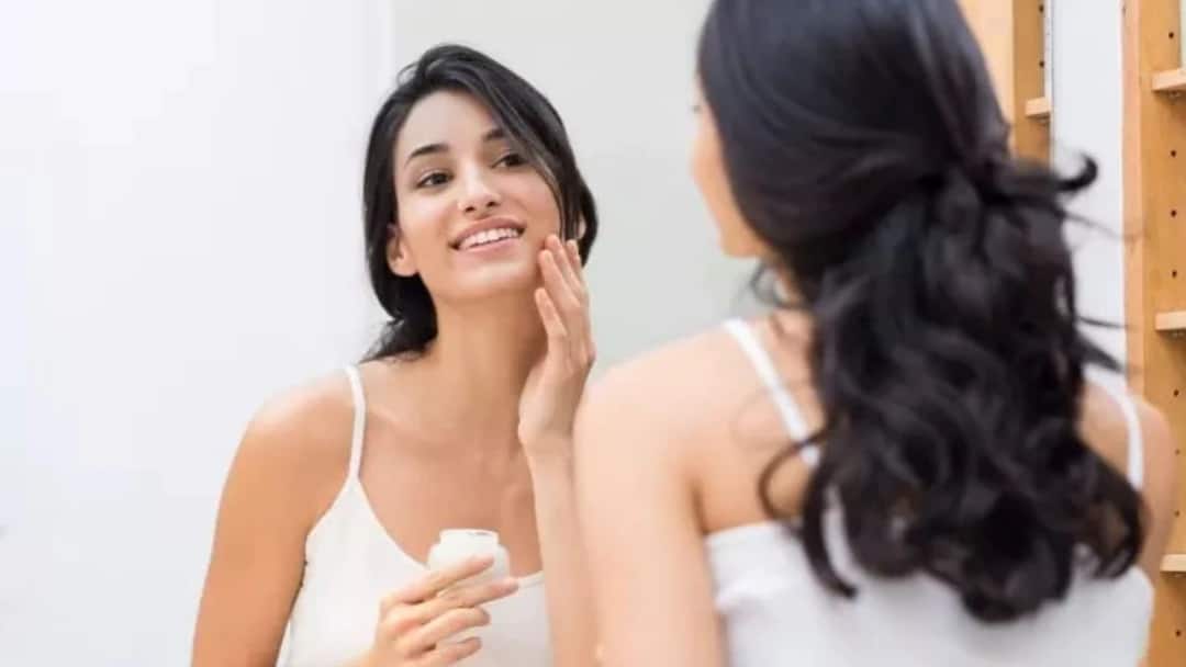 Skin Care: ত্বকে বয়সের ছাপ পড়বে না এই খাবারগুলি খেলে Six fruits and vegetables that have anti-ageing properties, know in details Skin Care: ত্বকে বয়সের ছাপ পড়বে না এই খাবারগুলি খেলে