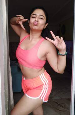 Actress Poonam Bajwa : குட்டி குட்டி உடையில் எத்தனை க்யூட் போஸ்... வாரே வாவ் அழகில் பூனம் பஜ்வா!