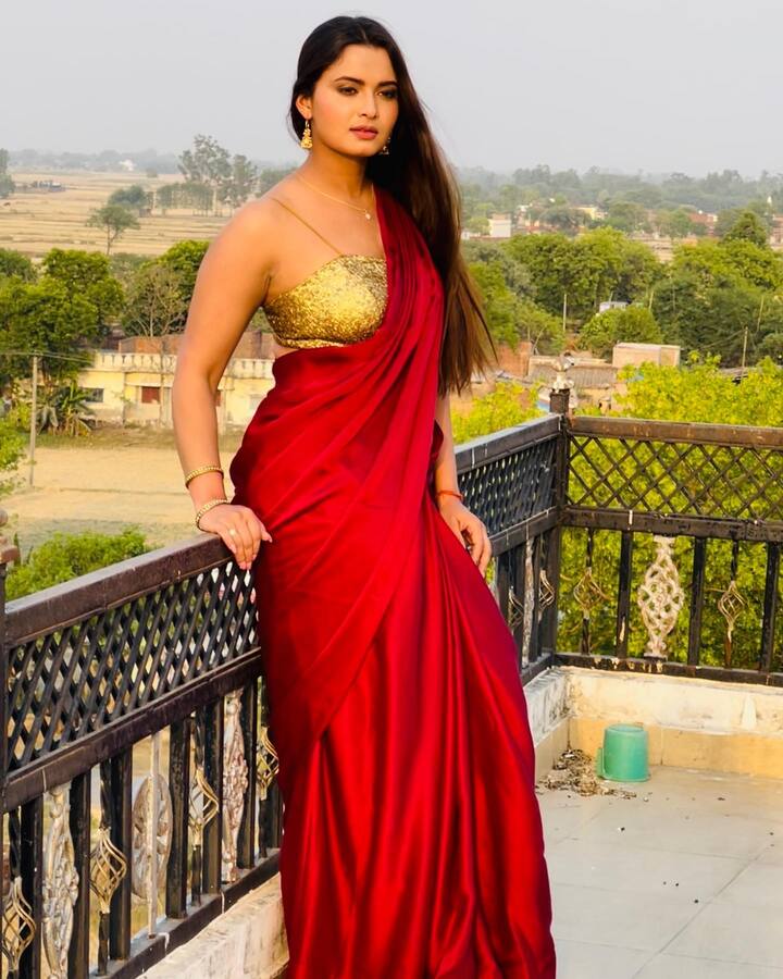 यूं तो निरहुआ की हीरोइन पर हर रंग जंचता है, लेकिन लाल रंग में उनका निखार खिल उठता है.