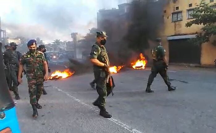 Colombo Students Protest: அரசுக்கு எதிராக கொழும்பில் போராட்டம்.. கண்ணீர் புகையை கையில் எடுத்த காவல்துறை.. கலவரமான பூமி..!