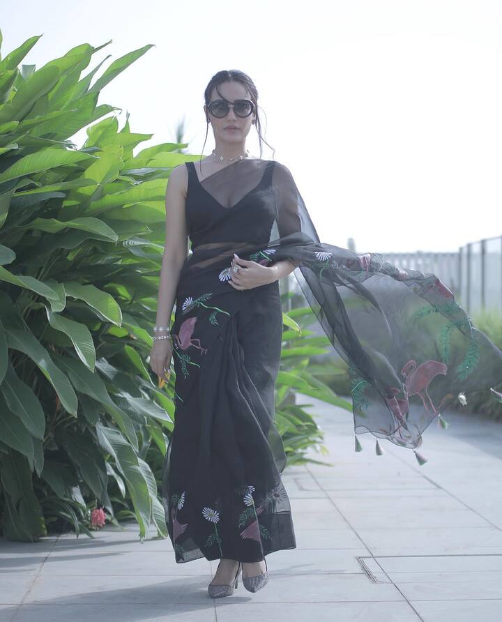सुरभि ज्योति के लुक शुरुआत से ही यंग गर्ल्स के लिए इंस्पिरेशन बनकर उभरे हैं. स्टाइल और फैशन से सबको दीवाना बनाती सुरभि की कातिल अदाएं देखने लायक हैं.