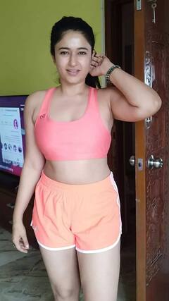 Actress Poonam Bajwa : குட்டி குட்டி உடையில் எத்தனை க்யூட் போஸ்... வாரே வாவ் அழகில் பூனம் பஜ்வா!