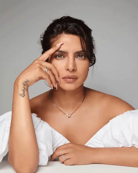 प्रियंका चोपड़ा ने फिल्म 'बिल्लू' में एक गाना किया था 'यू गेट में रोकिंग एंड रीलींग' उन्होंने ये गाना बिल्कुल फ्री में किया था.