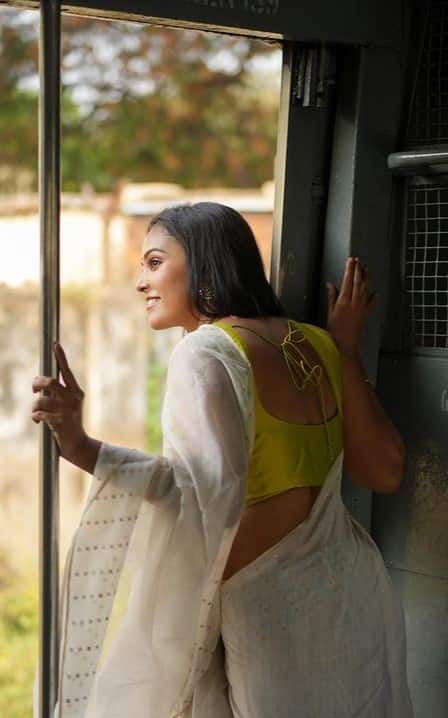 விரைவு ரயிலொன்று எதிரினில் வருகையில் உன்னோடு விபத்து