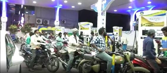 People Reaction On Petrol, Diesel Prices: పెట్రోల్, డీజిల్ ధరల తగ్గింపు ప్రజల రియాక్షన్ చూడండి