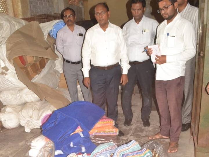 Banda News: CMO ऑफिस का औचक निरीक्षण करने पहुंचे DM, अनुपस्थित 18 डॉक्टरों पर हुई कार्रवाई, मलेरिया निरीक्षक पर भी एक्शन Banda DM arrived for inspection of CMO office and action taken on absent 18 doctors with malaria inspector ann Banda News: CMO ऑफिस का औचक निरीक्षण करने पहुंचे DM, अनुपस्थित 18 डॉक्टरों पर हुई कार्रवाई, मलेरिया निरीक्षक पर भी एक्शन