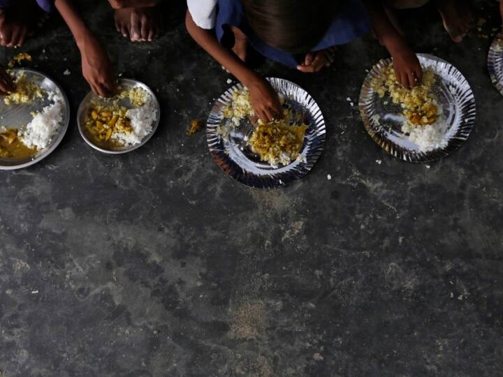 Champawat Upper caste students at school refuse to eat mid-day meal Dalit cooked food now DM has taken this step Champawat News: दलित रसोइए के बनाए मिड डे मील को उच्च जाति के छात्रों ने खाने से किया इनकार, अब DM ने उठाया ये कदम