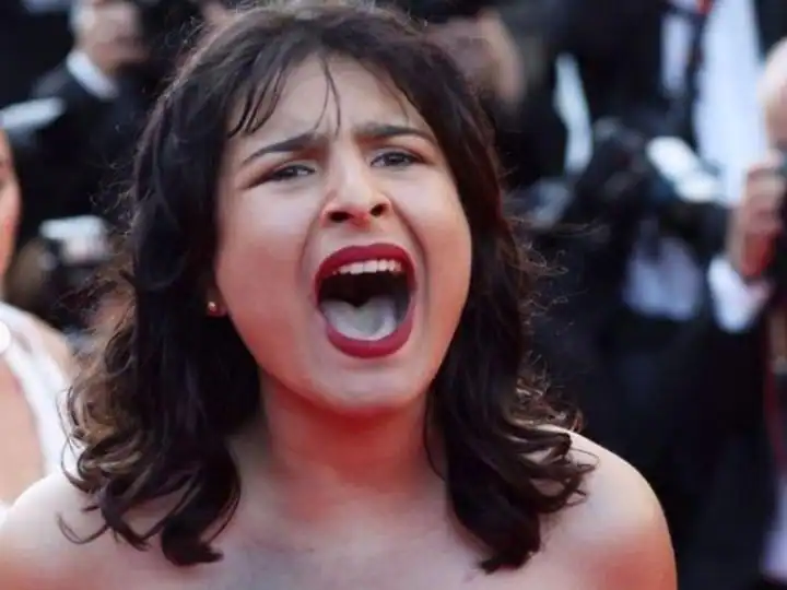 Cannes 2022: Topless Ukrainian women protest on the red carpet in Cannes, chanting 'Stop Rapping Us' Cannes 2022 : ਕਾਨਸ 'ਚ ਰੈੱਡ ਕਾਰਪੇਟ 'ਤੇ ਟਾਪਲੈੱਸ ਹੋ ਕੇ ਯੂਕਰੇਨੀ ਮਹਿਲਾ ਜਤਾਇਆ ਵਿਰੋਧ, 'ਸਟਾਪ ਰੇਪਿੰਗ ਅਸ' ਦੇ ਲਾਏ ਨਾਅਰੇ
