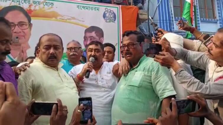 Anubrata Mandal at bolpur home followers gather outside to meet him Anubrata Mandal: ঘরে ফিরেও 'গৃহবন্দি' অনুব্রত, বাইরে ভিড় অনুরাগীদের, ফুল-মিষ্টি সহযোগে সাক্ষাৎ নেতা-কর্মীদের