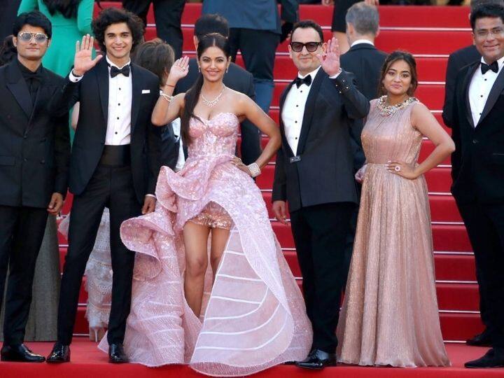 Cannes Film Festival 2022: Safed cinema team on the red carpet at Cannes 2022 Cannes Film Festival 2022 : 'कान्स 2022'च्या रेड कार्पेटवर ‘सफेद’ सिनेमाच्या टीमची हवा