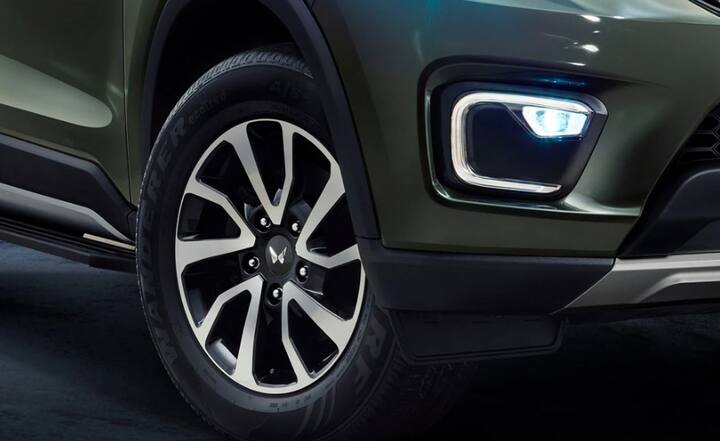 इस SUV में 18-इंच के 10-स्पोक अलॉय व्हील्स होने की संभावना है.