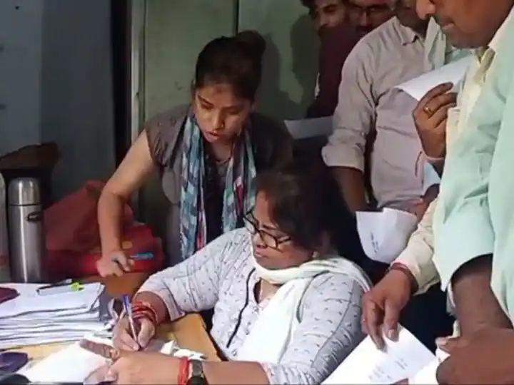 Ration Card Rules: ભારત સરકાર દેશના તમામ નાગરિકો માટે અનેક પ્રકારની યોજનાઓ ચલાવે છે. દેશના કરોડો લોકો સરકારની આ યોજનાઓનો લાભ લે છે. કોરોનાથી સરકાર લોકોને મફત રાશનનો લાભ પણ આપી રહી છે.