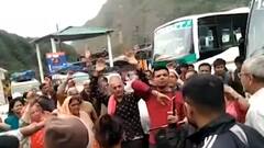 Barkot: यमुनोत्री हाईवे पर शुरू हुई वाहनों की आवाजाही, मार्ग बंद होने से फंसे थे सैकड़ों यात्री