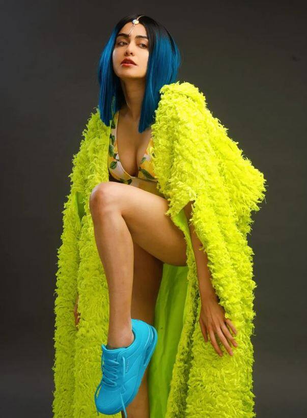 મુંબઇઃ  એક્ટ્રેસ અદા શર્માનો બોલ્ડ અંદાજ સોશિયલ મીડિયામાં વાયરલ થયો છે. અભિનેત્રીએ પોતાના ઈન્સ્ટાગ્રામ પર હોટ તસવીરો શેર કરી છે. એક્ટ્રેસ અલગ-અલગ અંદાજમાં હોટ પોજ આપ્યા છે. ચાહકો પણ અદાના આ બોલ્ડ અંદાજને પસંદ કરી રહ્યા છે.