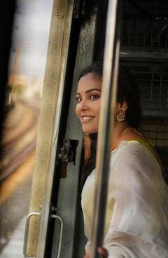 chandini pics: பறக்கும் ரயிலில் புடவையில் கவர்ச்சி போட்டோஷூட் நடத்திய பிரபல நடிகை..!