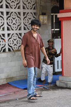 Kartik Aaryan Photos: 'भूल भुलैया 2' की रिलीज के बाद कार्तिक आर्यन गए शनि मंदिर, फोटोज वायरल