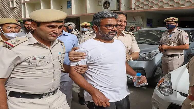 DU professor Ratanlal arrested for posting controversial post on Shivling in Gyanvapi, released on Bail જ્ઞાનવાપીમાં શિવલિંગ અંગે વિવાદિત પોસ્ટ કરનાર DUના પ્રોફેસર રતનલાલની ધરપકડ, જામીન પર છુટકારો