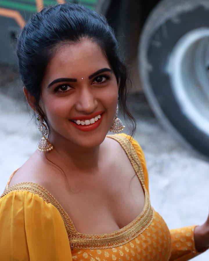 లవ్ మ్యారేజ్ చేసుకున్న సవ్రంతికి ఒక కొడుకు కూడా ఉన్నాడు. తల్లయినా గ్లామర్ విషయంలో అస్సలు తగ్గదు స్రవంతి.