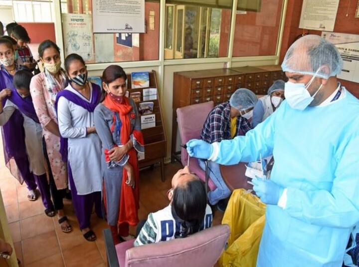 India COVID 19 cases Single day rise of 2628 infections 18 fatalities Active cases in country increased to 15414 India COVID-19 cases: भारत में पिछले 24 घंटे में 2628 नए कोरोना केस, 18 लोगों की हुई मौत - एक्टिव मामले 15 हजार के पार