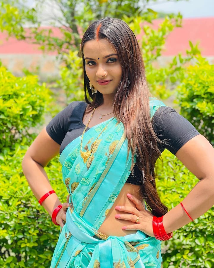 साड़ी पहन जब-जब नीलम ने अपनी पतली सी कमर लचकाई है चाहने वालों की चुटकी भर में निगाहें इनकी और खींची चली गई हैं.