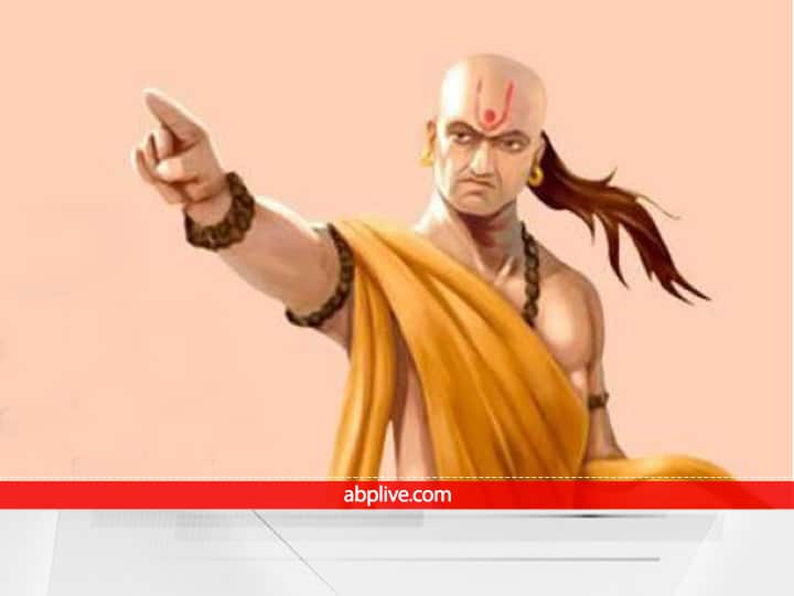 समय को खराब न करें: चाणक्य नीति के अनुसार मनुष्य को समय के महत्व को जानना चाहिए. जो लोग समय के महत्व को नहीं जानते हैं वे जीवन में कभी भी सफल नहीं हो पाते हैं. समय पर जो अपने कामों को पूर्ण करता है, उसे लक्ष्मी जी का विशेष आशीर्वाद प्राप्त होता है. समय को बहुत ही कीमती माना गया है. जो लोग इस बात को जानते हैं वे जीवन में अपार सफलता हासिल करते हैं.