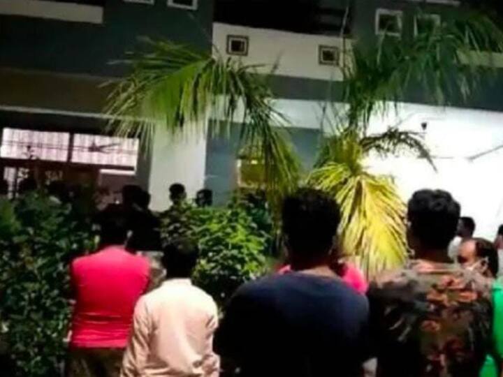 Lucknow News: चार दिन तक मां की लाश के साथ घर में बंद रही बेटी, बदबू फैलने पर लोगों को चला पता Lucknow Mentally ill daughter stayed with mother's body several days ANN Lucknow News: चार दिन तक मां की लाश के साथ घर में बंद रही बेटी, बदबू फैलने पर लोगों को चला पता