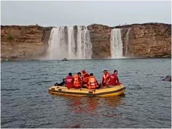 Bastar News: चित्रकोट वाटरफॉल से युवती ने लगाई छलांग, अब सुरक्षा पर उठ रहे सवाल Bastar News: चित्रकोट वाटरफॉल से युवती ने लगाई छलांग, अब सुरक्षा पर उठ रहे सवाल