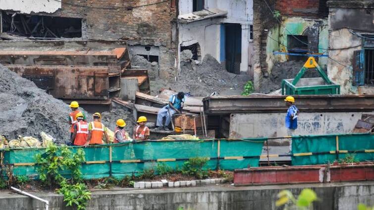 Bowbazar More houses could collapse if they go to work going on, KMRCL stopped work in dangerous areas KMRCL: 'কাজ করতে গেলেই ধসে পড়তে পারে আরও বাড়ি', বিপজ্জনক অংশে কাজ বন্ধ রাখল KMRCL