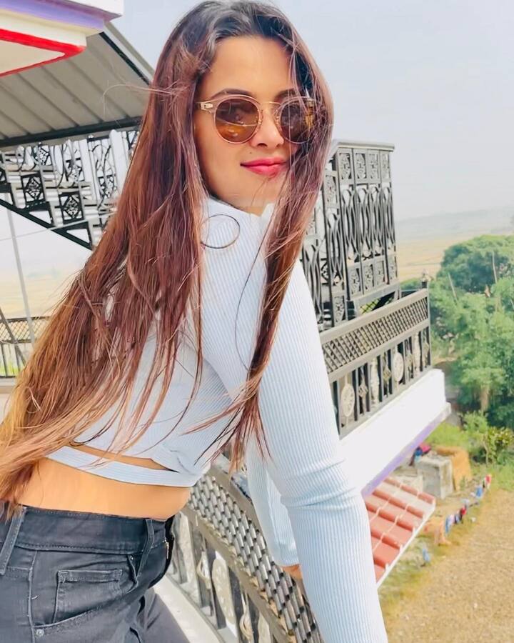 केवल इंडियन ही नहीं नीलम तो वेस्टर्न लुक में भी बला की खूबसूरत लगती हैं.
