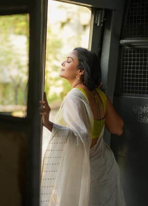 ஓ அழகுபுயல் ஒன்று எதிரினில் இருக்கையில் என்னோடு விபத்து