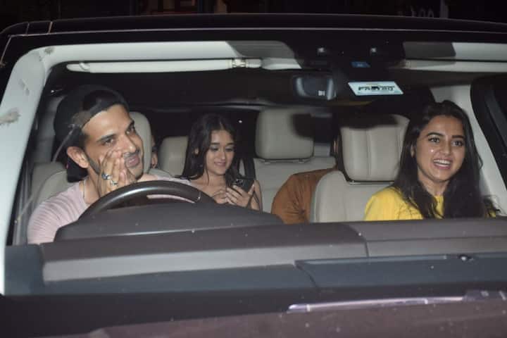 बीती रात करण कुंद्रा को अपनी लेडी लव के साथ वर्सोवा में डिनर डेट पर स्पॉट किया गया. इस दौरान उनके साथ उनके 2 खास दोस्त भी साथ नज़र आए.