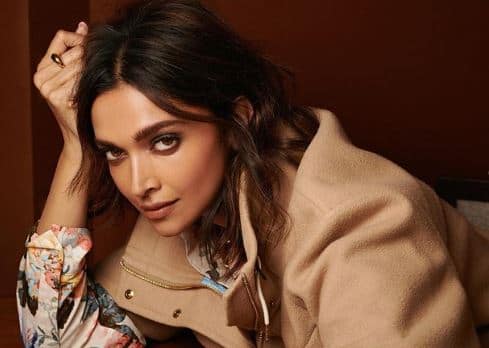 इसके अलावा भी दीपिका पादुकोण ने कई लुक शेयर की हैं. जिसमें से एक ये है इसमें दीपिका पादुकोण काफी सुंदर नजर लग रही है.