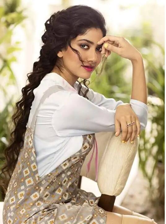 અભિનેત્રી સાઈ પલ્લવી તેની એક્ટિંગની સાથે સુંદરતા માટે પણ જાણીતી છે. સાઈએ હજી લગ્ન કર્યા નથી. તેને પણ તેના જીવનમાં આવી કોઈ વ્યક્તિને મળી નથી.
