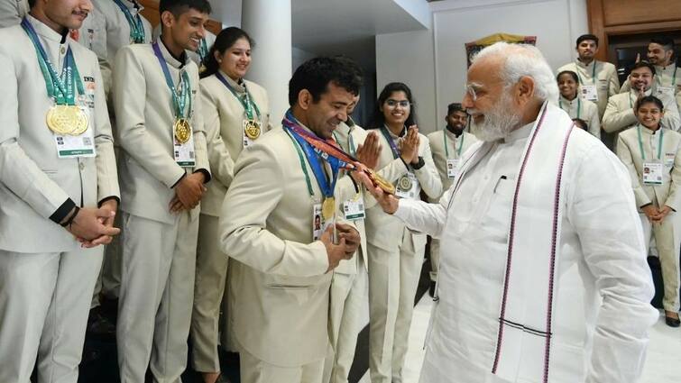 PM Modi interacts with Thomas  Cup badminton champions PM Modiએ થોમસ કપ વિજેતા બેડમિન્ટન ખેલાડીઓ સાથે કરી વાતચીત, કહ્યું દેશને સ્પોર્ટ્સ ક્ષેત્રે  દુનિયાભરમાં આગળ લઇ જવાનો છે