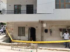 ਦਿੱਲੀ 'ਚ ਇੱਕੋ ਪਰਿਵਾਰ ਦੇ 3 ਲੋਕਾਂ ਦੀ ਮੌਤ, ਗੁਆਂਢੀਆਂ ਬੋਲੇ- ਕੁੱਤੇ-ਬਿੱਲੀ ਨੂੰ ਦੁੱਧ ਦੇਣ ਲਈ ਹੀ ਖੋਲ੍ਹਿਆ ਸੀ ਘਰ ਦਾ ਦਰਵਾਜ਼ਾ