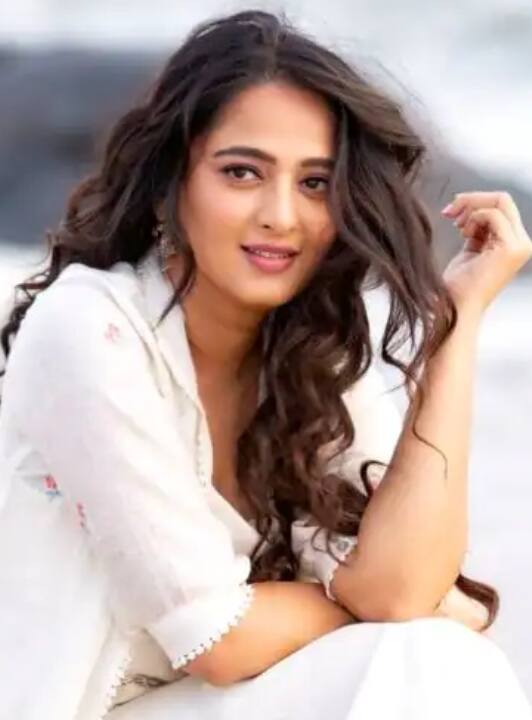 बाहुबली फिल्म में अनुष्का शेट्टी ने देवसेना के किरदार में अपनी दमदार एक्टिंग से जादू चला दिया था. वह कई शानदार फिल्मों में नजर आ चुकी हैं. 40 साल की अनुष्का ने अब तक शादी नहीं की है. वैसे तो एक्टर प्रभास संग उनका नाम कई बार जुड़ चुका है. हालांकि, दोनों ने इस बात को हमेशा नकारा है.